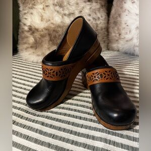 Dansko Women’s Pavan closed-heel clogs EUR 39 US 8-8.5 full grain leather black